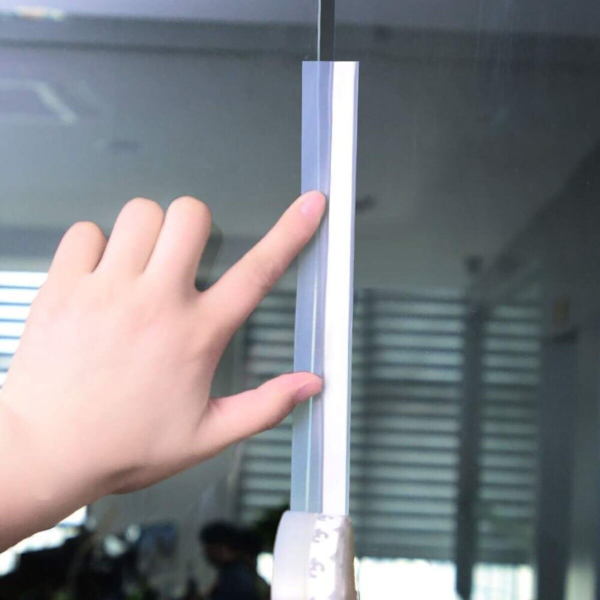 GUARNIZIONE ADESIVA PARAFREDDO PARASPIFFERI PORTE FINESTRE BIANCO 45MM