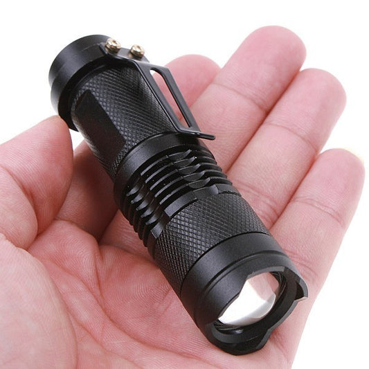 MINI TORCHE RECHARGEABLE LUMIÈRE BLANCHE 10000 W LUMENS RÉSISTANTE AVEC CROCHET