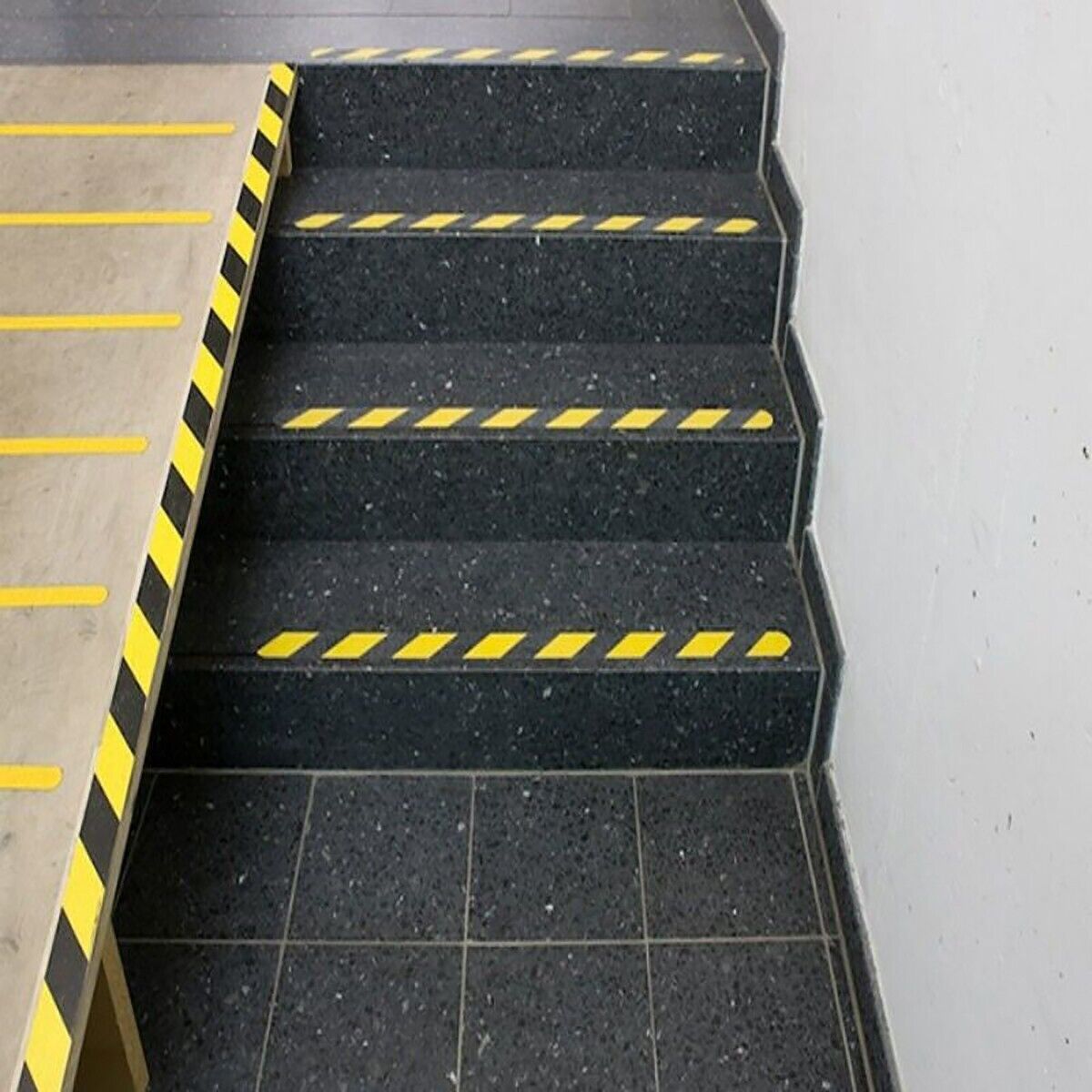 NASTRO ANTISCIVOLO ADESIVO 5MT 2.5MMM BICOLORE SCALE PAVIMENTI SUPERFICI